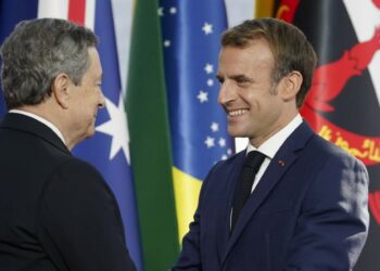 Mario Draghi con Emmanuel Macron (LaPresse)