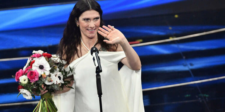 Elisa sul palco di Sanremo (Lapresse)