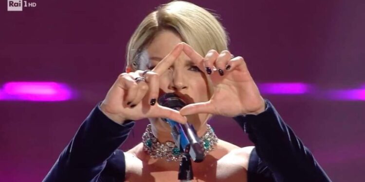 Emma Marrone e il gesto del triangolo a Sanremo 2022