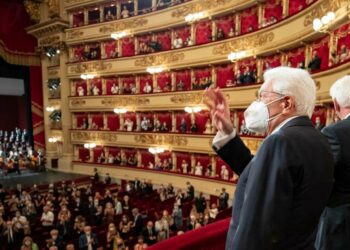 Sergio Mattarella alla Scala di Milano. La prima volta in cui il "popolo" ha chiesto il bis (LaPresse)