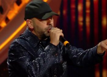 Checco Zalone si esibisce con Poco Ricco a Sanremo 2022