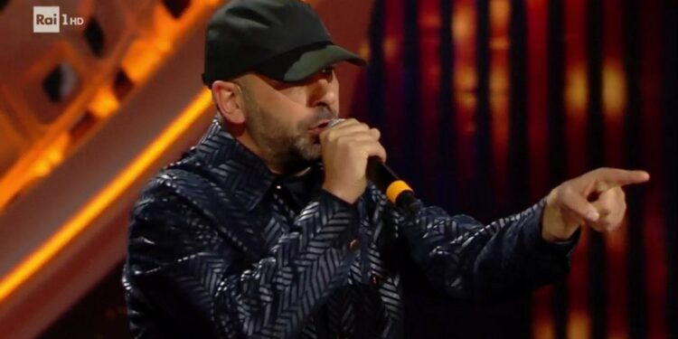 Checco Zalone si esibisce con Poco Ricco a Sanremo 2022