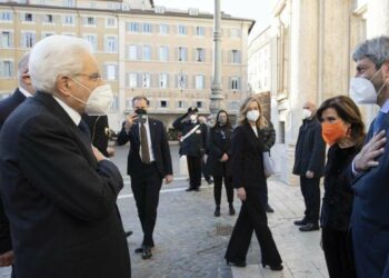 Sergio Mattarella con Elisabetta Casellati e Roberto Fico (LaPresse)