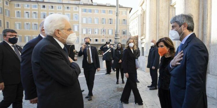 Sergio Mattarella con Elisabetta Casellati e Roberto Fico (LaPresse)