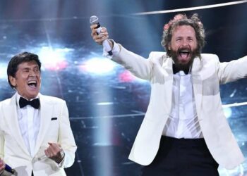 Gianni Morandi e Jovanotti sul palco di Sanremo (LaPresse)