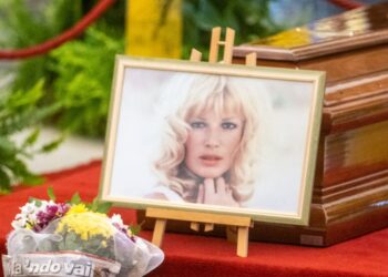 Monica Vitti nella camera ardente allestita al Comune di Roma (Foto: LaPresse)