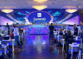 Sabrina Ferilli al termine della conferenza stampa di Sanremo 2022