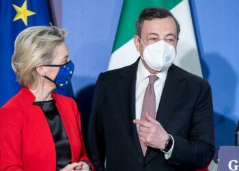 Ursula von der Leyen, presidente della Commissione Ue, con Mario Draghi (LaPresse)