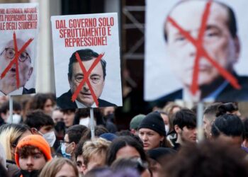 Studenti in piazza a Roma contro l'alternanza scuola-lavoro e le due prove scritte (LaPresse)