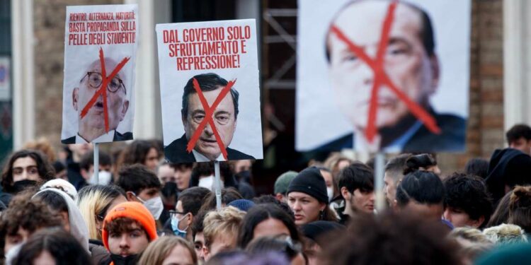 Studenti in piazza a Roma contro l'alternanza scuola-lavoro e le due prove scritte (LaPresse)