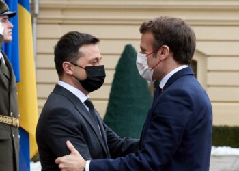 Il presidente ucraino Volodymyr Zelensky con Emmanuel Macron (LaPresse)