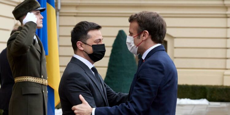 Il presidente ucraino Volodymyr Zelensky con Emmanuel Macron (LaPresse)