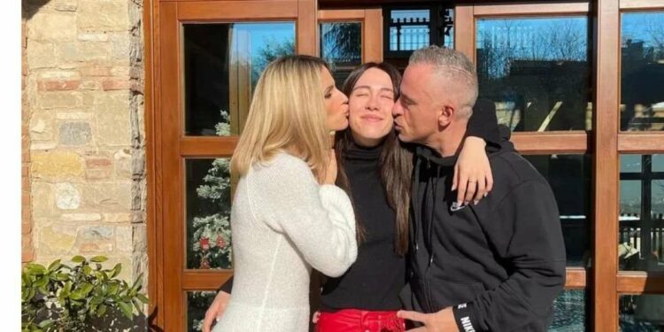 Eros Ramazzotti e Michelle Hunziker insieme alla loro figlia Aurora (Foto: Instagram)