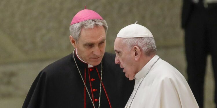 Mons. Georg Gaenswein con papa Francesco (LaPresse)