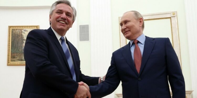 Il Presidente argentino Fernandez e quello russo Putin (Lapresse)