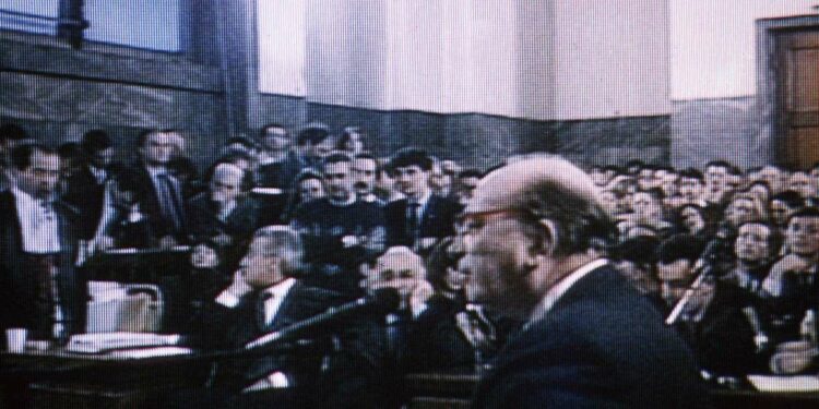 Craxi in aula davanti a Di Pietro (foto da Youtube)