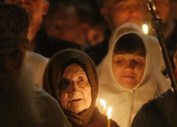 Una processione in occasione della Pasqua ortodossa, a Mosca (LaPresse)