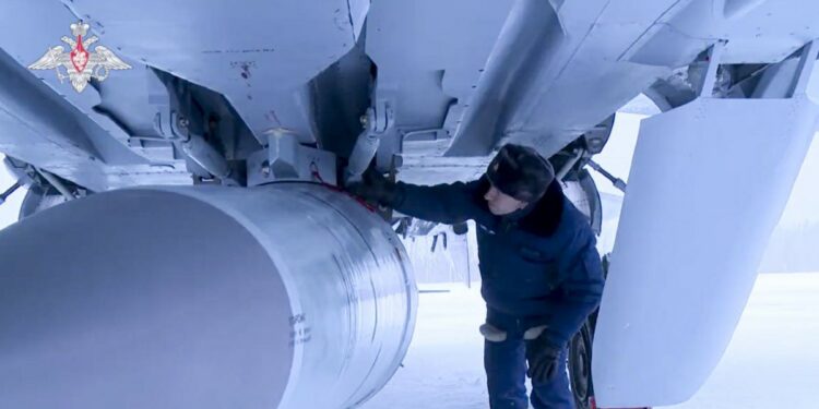 Un missile ipersonico Kinzhal alloggiato sotto un Mig-31K. Foto del ministero della Difesa russo (LaPresse)