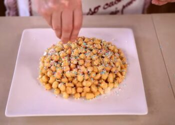 Ricette di Carnevale, gli struffoli (screen da Youtube)