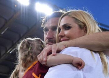 Francesco Totti mentre abbraccia la moglie Ilary Blasi (LaPresse)