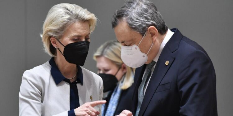 Ursula von der Leyen e Mario Draghi (LaPresse)