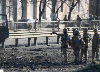 Militari ucraini per le strade di Kiev (LaPresse)