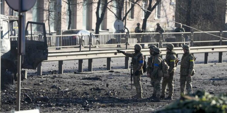 Militari ucraini per le strade di Kiev (LaPresse)