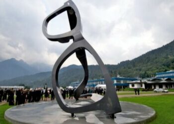 Il monumento agli occhiali ad Agordo, sede di Luxottica