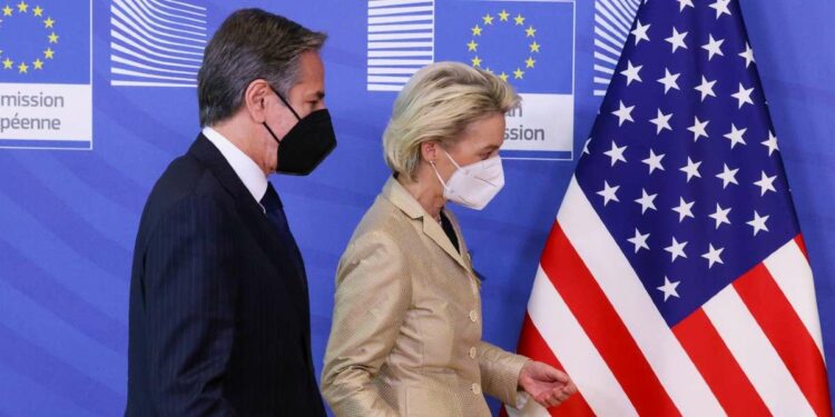 Il segretario di Stato Usa, Anthony Blinken, con Ursula von der Leyen, presidente della Commissione Ue (LaPresse)