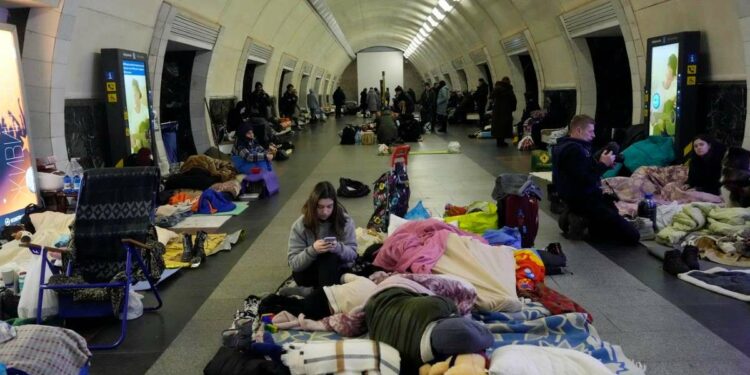 Sfollati nella metropolitana di Kiev (LaPresse)