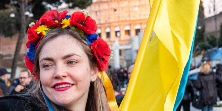 Una cittadina ucraina manifesta per il suo Paese a Roma (Lapresse)