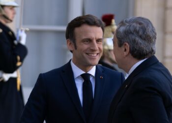 Emmanuel Macron e Mario Draghi al Consiglio europeo informale di Versailles (LaPresse)