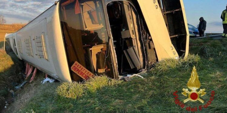 Incidente autobus sull'A14 (foto: Twitter Vigili del Fuoco)