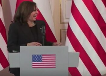 Kamala Harris ride durante la conferenza stampa in Polonia (screen da video Daily Mail)