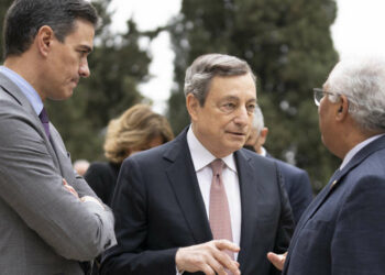 Mario Draghi con Pedro Sanchez e Antonio Costa (Lapresse)