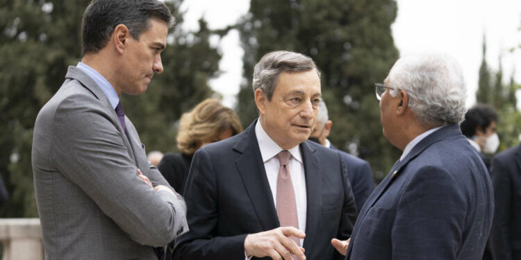 Mario Draghi con Pedro Sanchez e Antonio Costa (Lapresse)