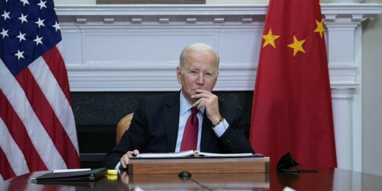 Joe Biden in videocollegamento con Xi Jinping (LaPresse)