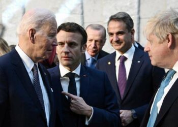 Da sin: Joe Biden, Emmanuel Macron, Boris Johnson al vertice Nato (LaPresse)