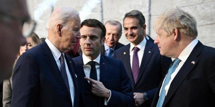 Da sin: Joe Biden, Emmanuel Macron, Boris Johnson al vertice Nato (LaPresse)