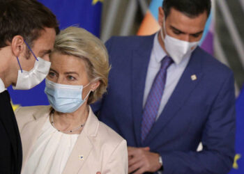 Emmanuel Macron e Ursula von der Leyen (Lapresse)