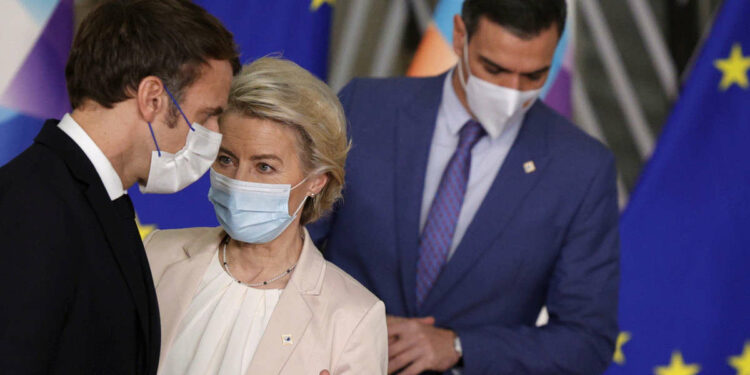 Emmanuel Macron e Ursula von der Leyen (Lapresse)