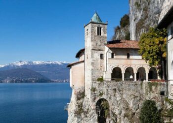 L'eremo di Santa Caterina del Sasso, sul Lago Maggiore (foto da web)