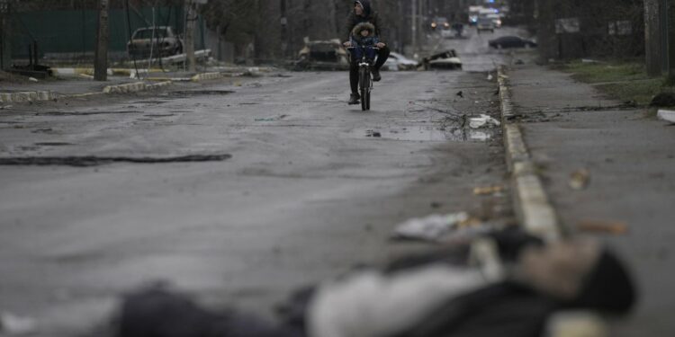 Morti in strada a Bucha, Ucraina (Foto: LaPresse)