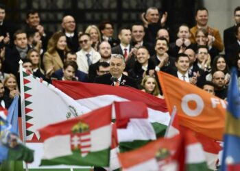 Orbán, premier ungherese per la quarta volta, al centro della foto (LaPresse)