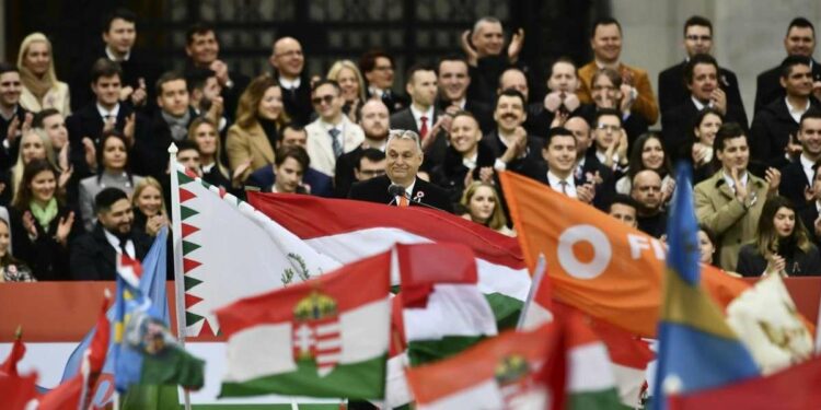 Orbán, premier ungherese per la quarta volta, al centro della foto (LaPresse)