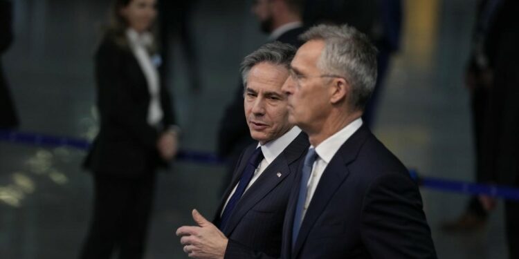 Il segretario di Stato Usa, Anthony Blinken, e il segretario generale della Nato, Jens Stoltenberg (LaPresse)