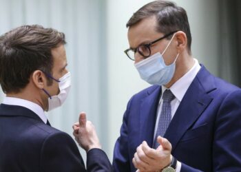 Il presidente francese Emmanuel Macron e il primo ministro polacco Mateusz Morawiecki (Foto: 2022, LaPresse)