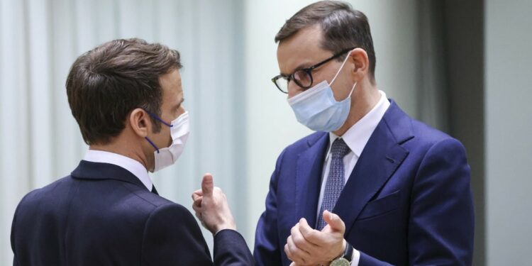 Il presidente francese Emmanuel Macron e il primo ministro polacco Mateusz Morawiecki (Foto: 2022, LaPresse)