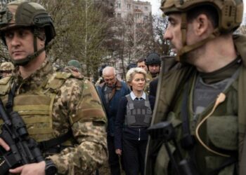 Ursula von der Leyen, presidente della commissione Ue, a Bucha, Ucraina (LaPresse)