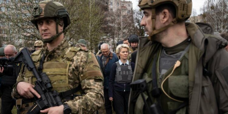 Ursula von der Leyen, presidente della commissione Ue, a Bucha, Ucraina (LaPresse)